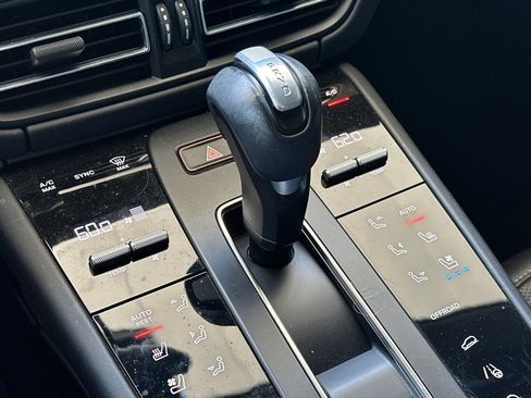 Certified 2024 Porsche Macan AWD/4WD image 22