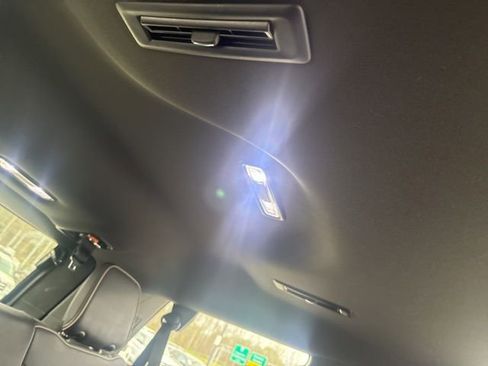 Used 2022 GMC Yukon SLT w/ SLT Luxury Package image 11