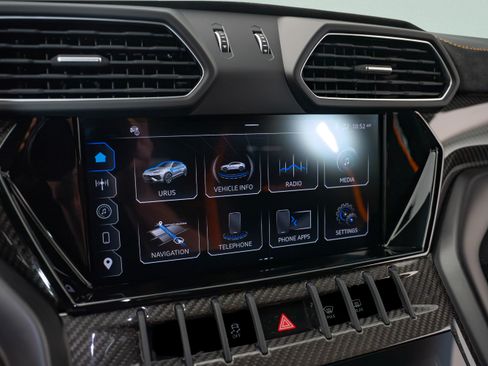 Used 2024 Lamborghini Urus Performante AWD/4WD image 13