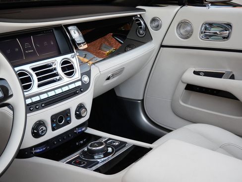 Used 2018 Rolls-Royce Dawn image 25
