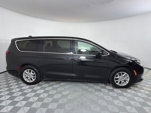 Used 2020 Chrysler Pacifica Touring FWD image 4