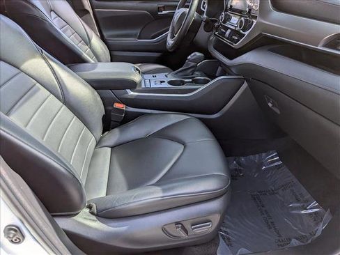Used 2022 Toyota Highlander XLE FWD image 20