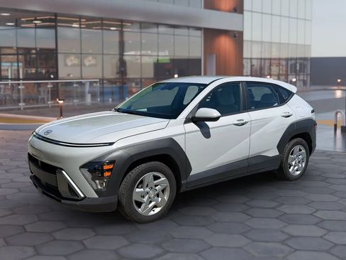 Used 2024 Hyundai Kona SE FWD image 2