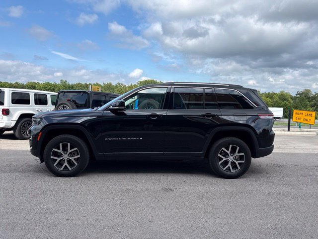 Used 2023 Jeep Grand Cherokee Limited AWD/4WD image 6