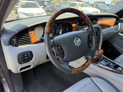 Used 2008 Jaguar XJ8 RWD image 17