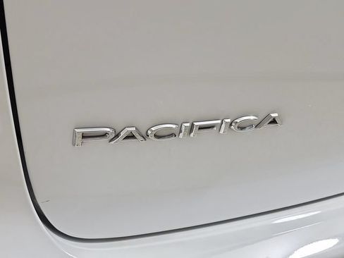Used 2023 Chrysler Pacifica Touring-L FWD image 9