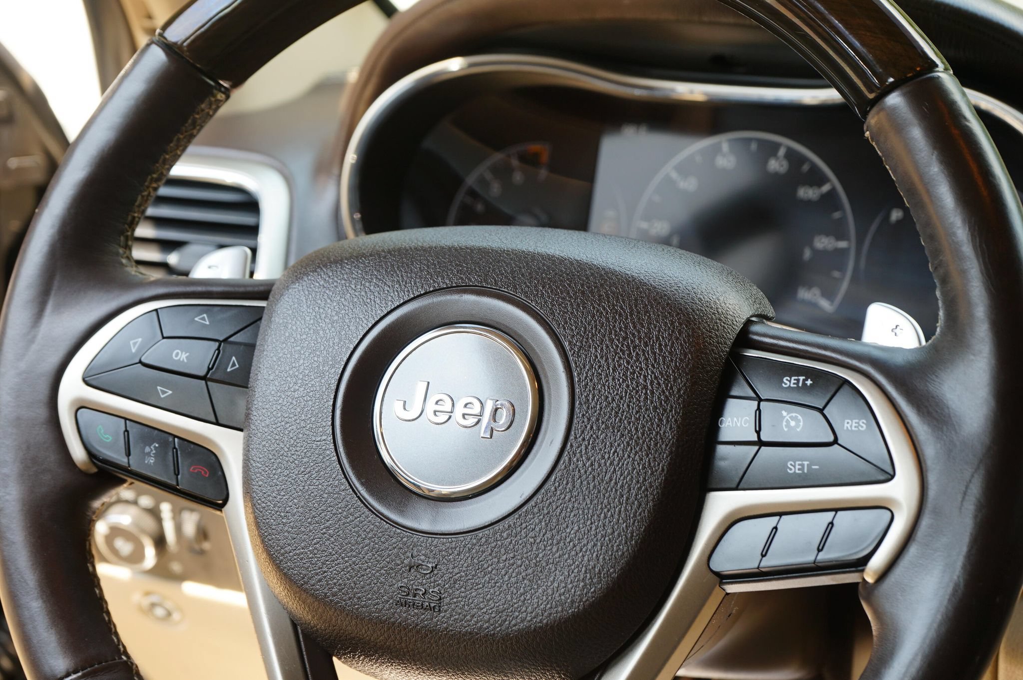 Used 2014 Jeep Grand Cherokee Overland AWD/4WD image 19