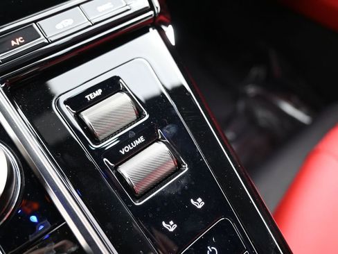 Used 2025 Aston Martin V8 Vantage Coupe image 38