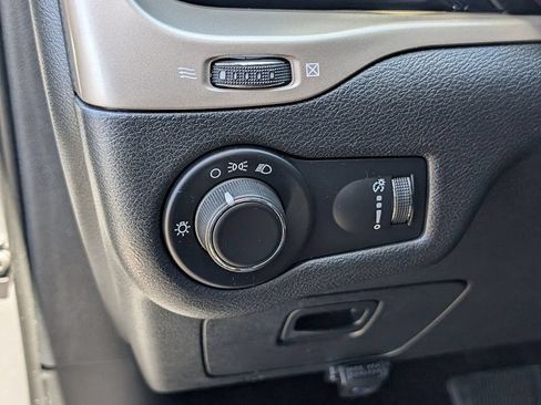 Used 2016 Jeep Cherokee Sport AWD/4WD image 33