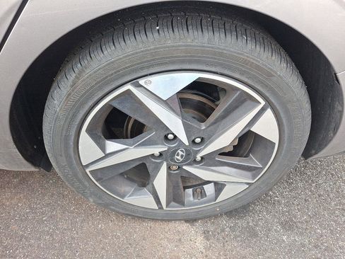 Used 2022 Hyundai Elantra Limited image 10