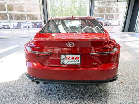 Used 2025 Toyota Camry SE image 3