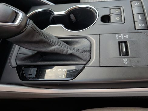 Used 2021 Toyota Highlander LE image 25