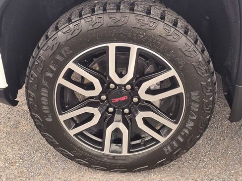 Used 2024 GMC Sierra 1500 AT4 w/ Technology Package AWD/4WD image 9