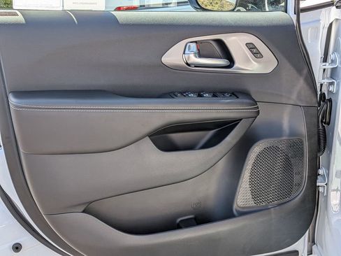 New 2026 Chrysler Pacifica Select image 14