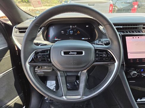 Used 2022 Jeep Grand Cherokee Overland RWD image 26
