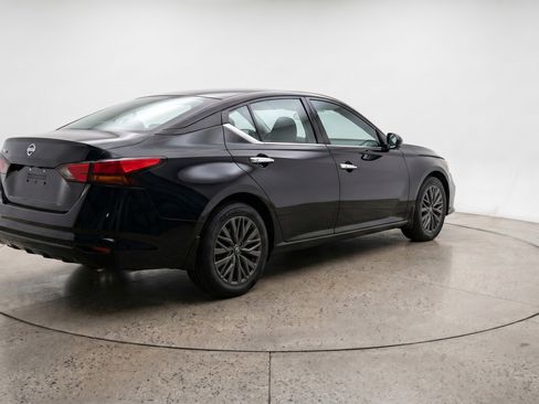 Used 2025 Nissan Altima 2.5 SV FWD image 9