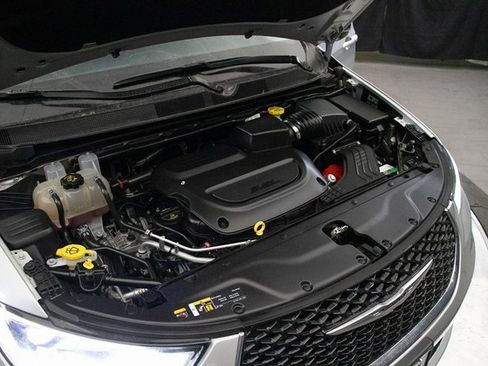 Used 2024 Chrysler Pacifica Touring-L image 29