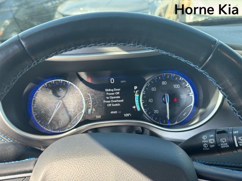 Used 2021 Chrysler Pacifica Touring w/ Cold Weather Group AWD/4WD image 17