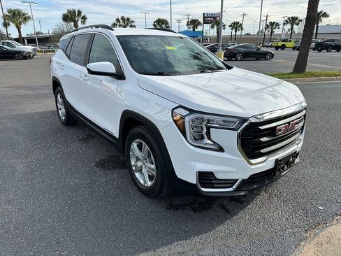 Used 2024 GMC Terrain SLE w/ Driver Convenience Package image 9