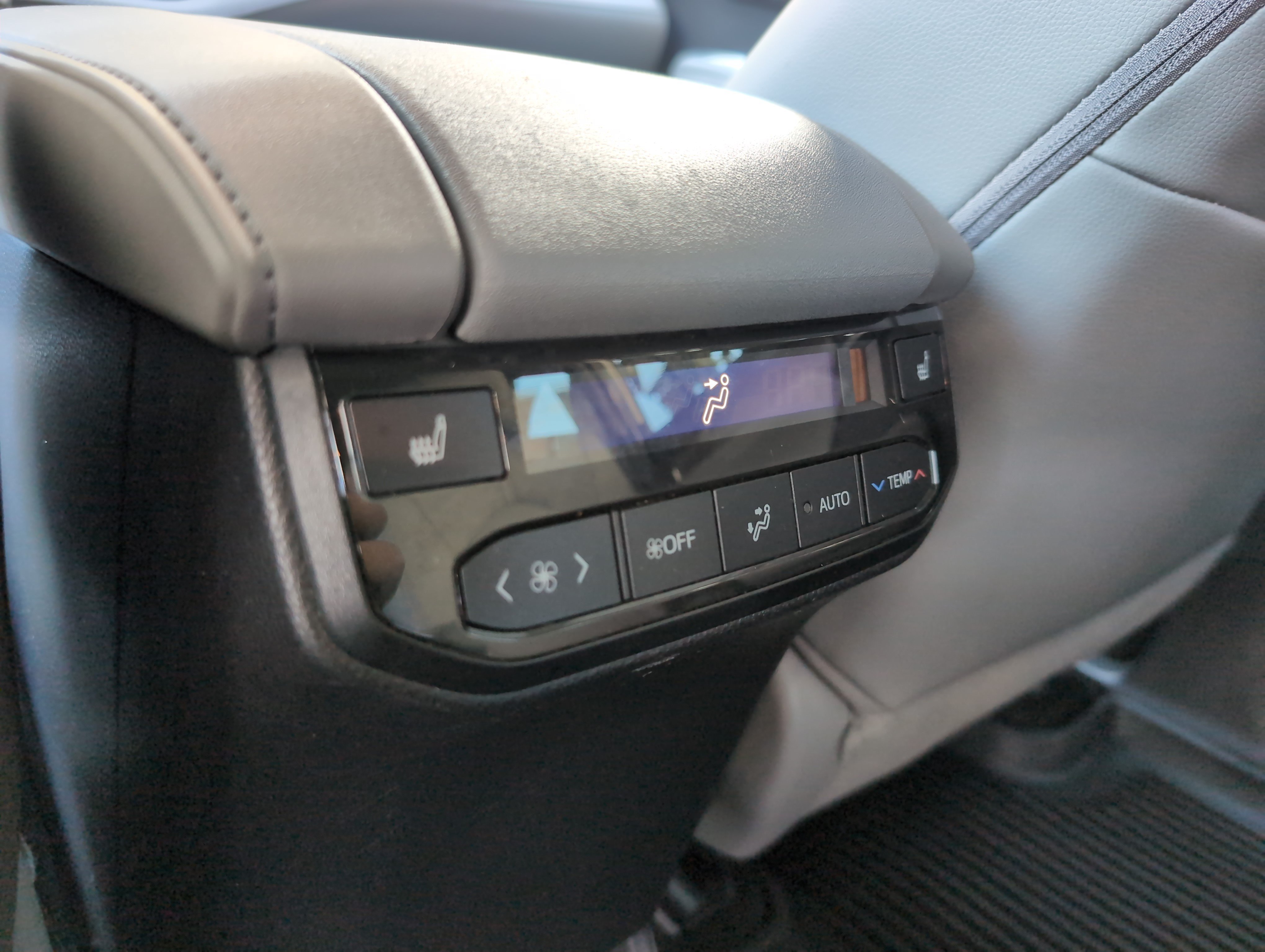 Used 2023 Toyota Highlander Platinum FWD image 39