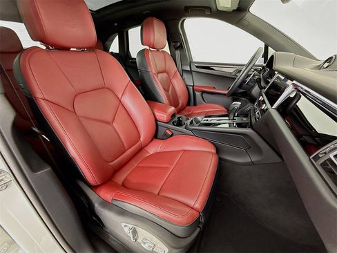 Used 2025 Porsche Macan image 32