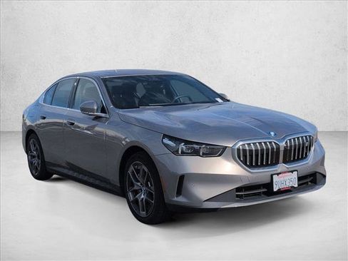 Used 2025 BMW i5 eDrive40i w/ Premium Package image 3