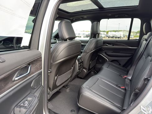 New 2025 Jeep Grand Cherokee Limited w/ Luxury Tech Group II AWD/4WD image 33