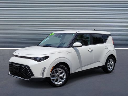 Used 2025 Kia Soul LX FWD image 1