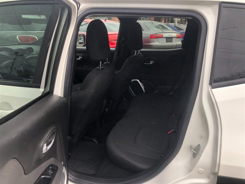 Used 2018 Jeep Renegade Latitude FWD image 10