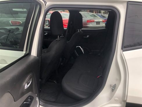 Used 2018 Jeep Renegade Latitude FWD image 10