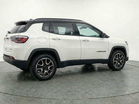 Used 2025 Jeep Compass Trailhawk AWD/4WD image 9
