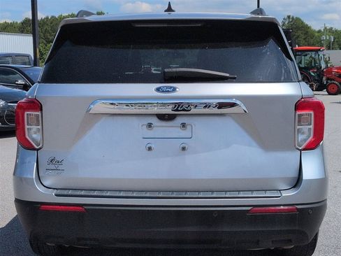 Used 2021 Ford Explorer XLT RWD image 4