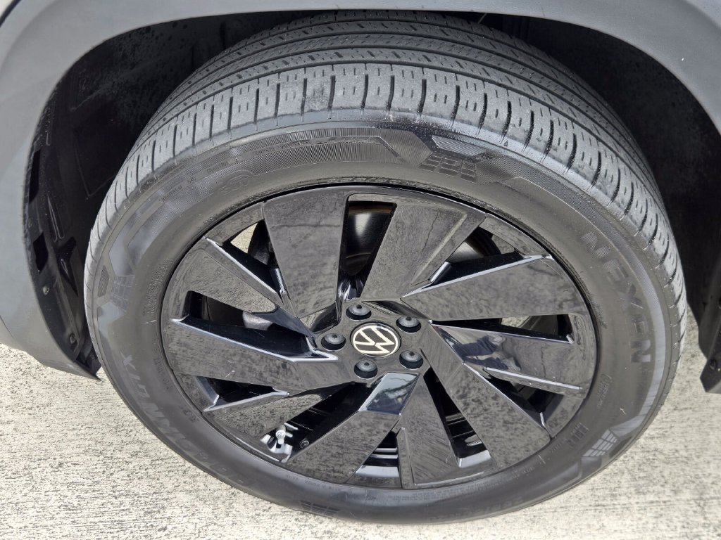 Certified 2024 Volkswagen Atlas SE w/ Black Wheel Package FWD image 10