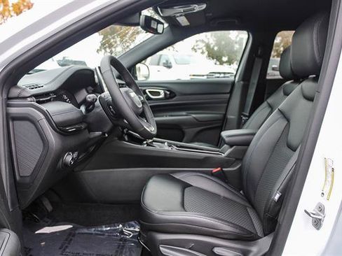 New 2026 Jeep Compass Latitude image 17