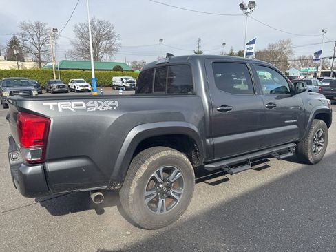Used 2016 Toyota Tacoma TRD Sport w/ Towing Package image 5