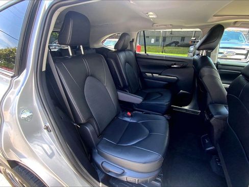Used 2025 Toyota Highlander XLE AWD/4WD image 32