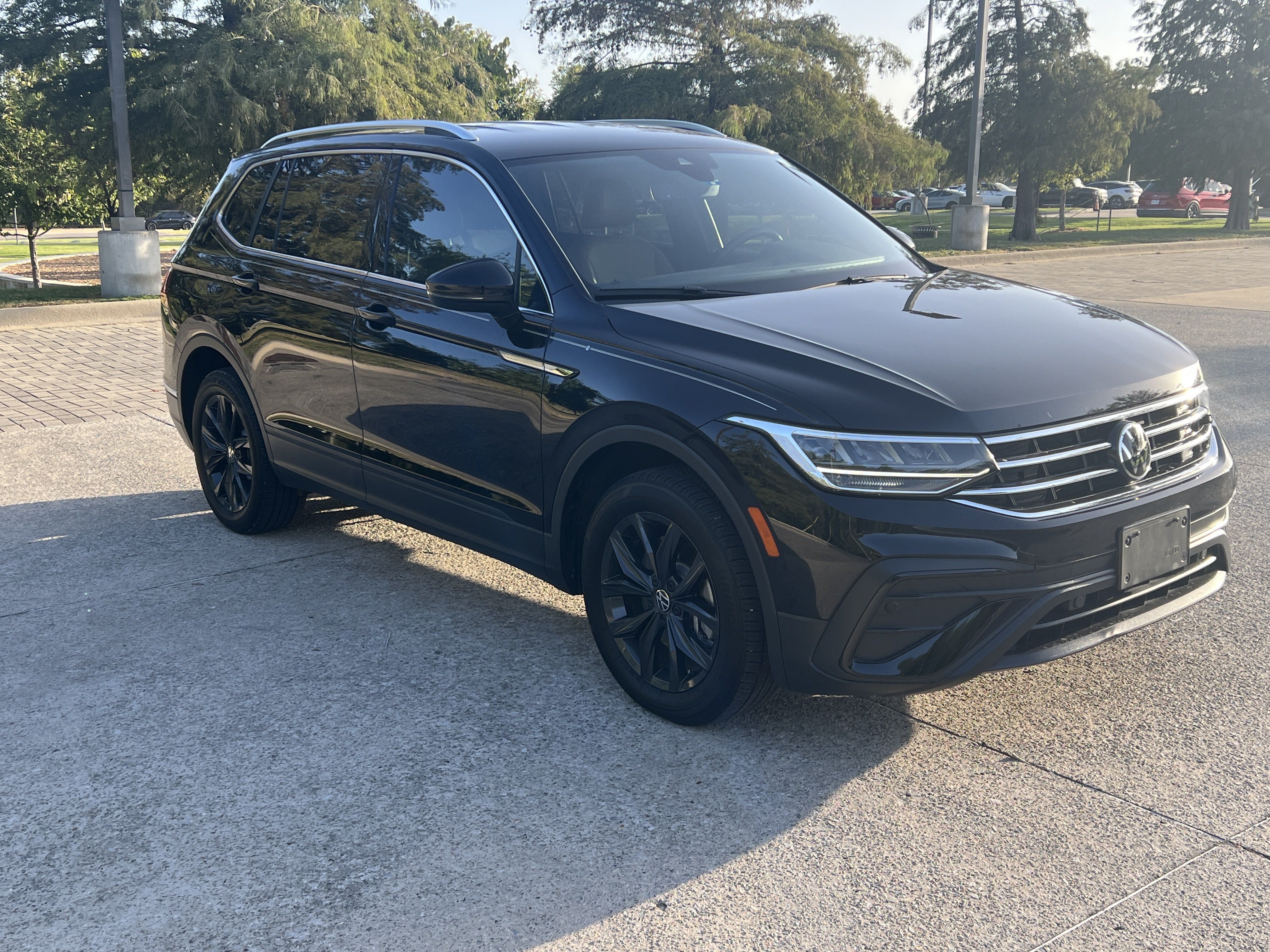 Used 2024 Volkswagen Tiguan SE w/ MDO Package, Three-Row FWD image 2