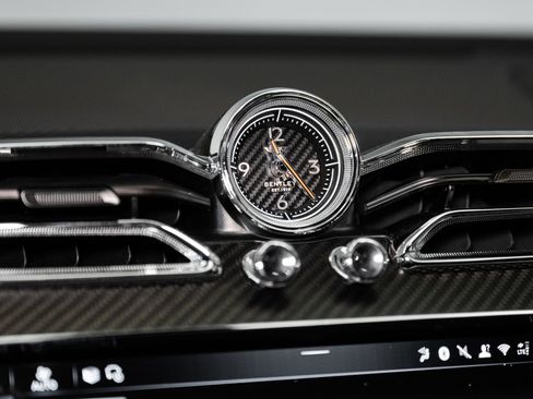 Used 2025 Bentley Bentayga image 41