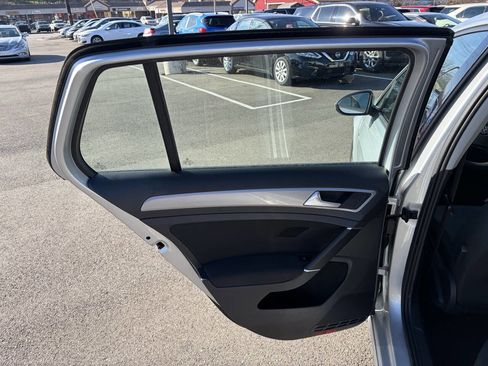 Used 2016 Volkswagen e-Golf SE w/ DC Fast Charging Package image 17