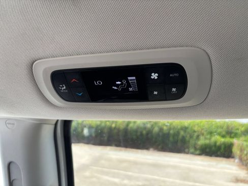 Used 2022 Chrysler Pacifica Touring-L FWD image 24