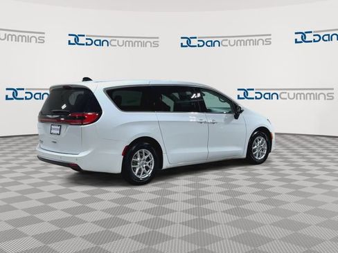 Used 2023 Chrysler Pacifica Touring-L FWD image 9