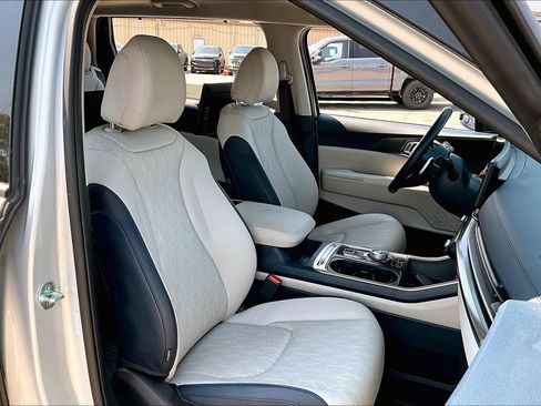 Used 2025 Kia Carnival SX FWD image 28
