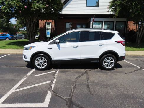 Used 2018 Ford Escape SE FWD image 3