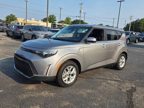 Used 2025 Kia Soul LX w/ LX Technology Package FWD image 3
