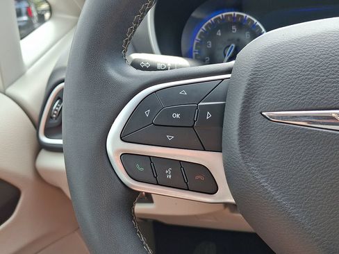Used 2023 Chrysler Pacifica Touring-L FWD image 21