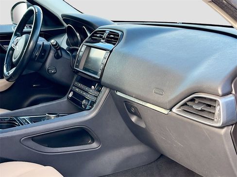Used 2017 Jaguar F-PACE Premium image 30