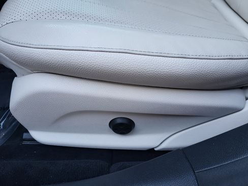 Used 2017 Mercedes-Benz E 300 4MATIC image 12