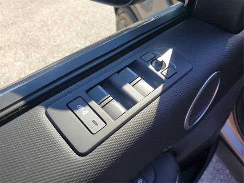 Used 2025 Land Rover Discovery Dynamic SE image 21