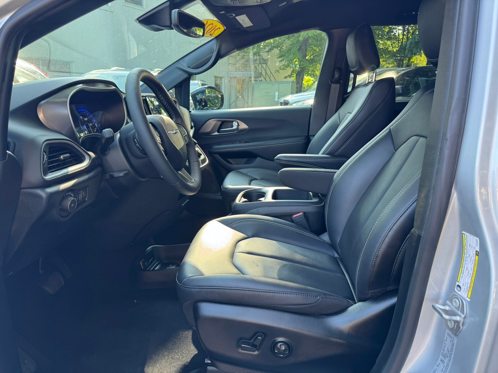 Used 2026 Chrysler Pacifica Select FWD image 9