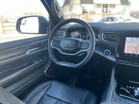 Used 2024 Jeep Wagoneer Series II w/ Flexible Seating Group image 11